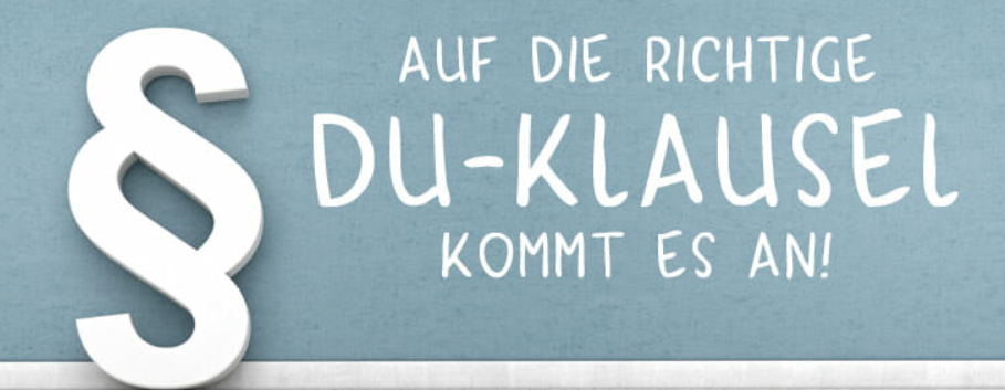 ein Paragraf aus weissem Holz lehnt an einer Wand auf der steht der Text: Auf die richtige DU-Klausel kommt es an.